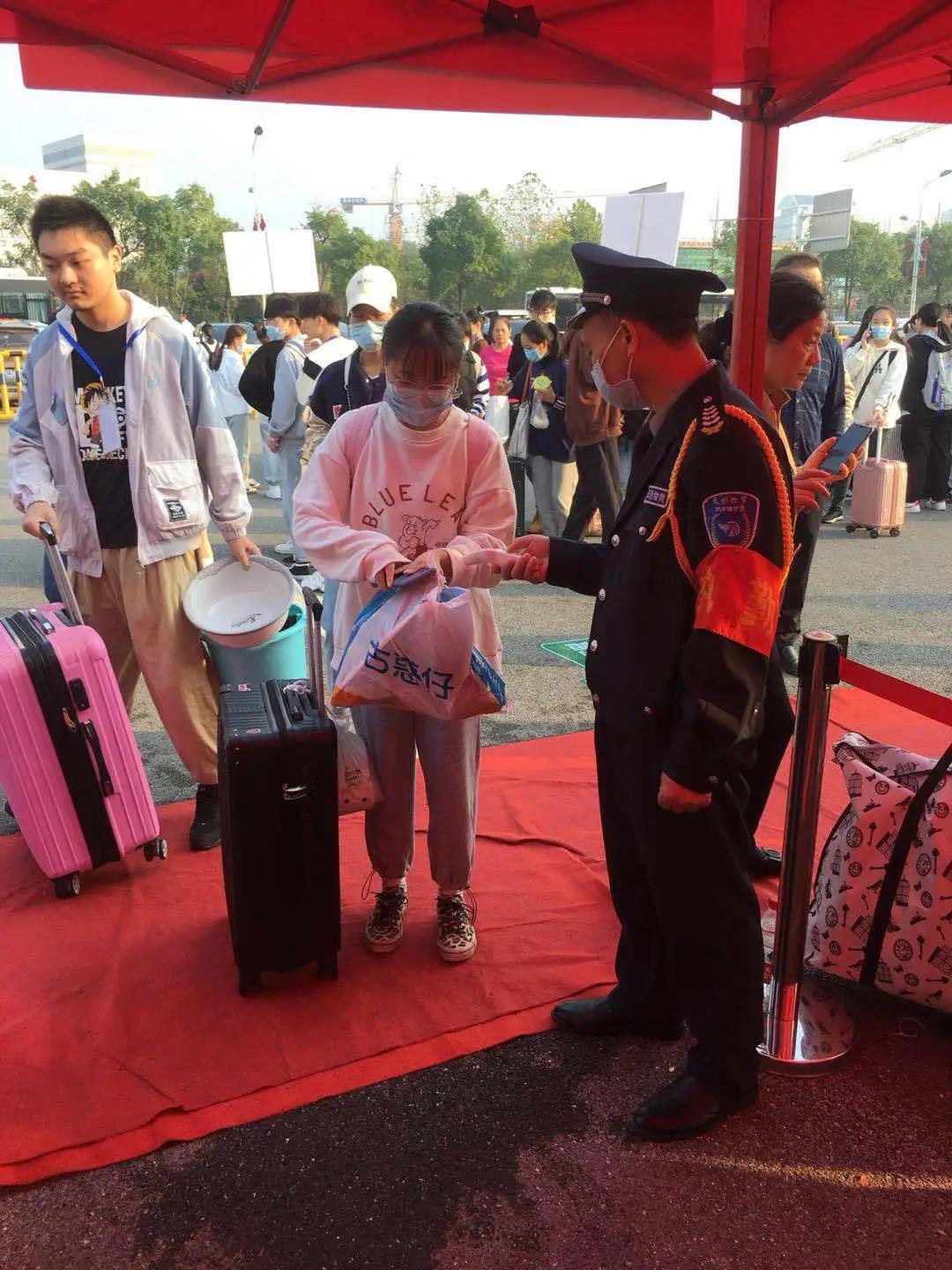 湖南保安服務(wù),墻外高空清洗服務(wù),湖南保利天創(chuàng)物業(yè)發(fā)展有限公司 湖南保安服務(wù),墻外高空清洗服務(wù),湖南保利天創(chuàng)物業(yè)發(fā)展有限公司