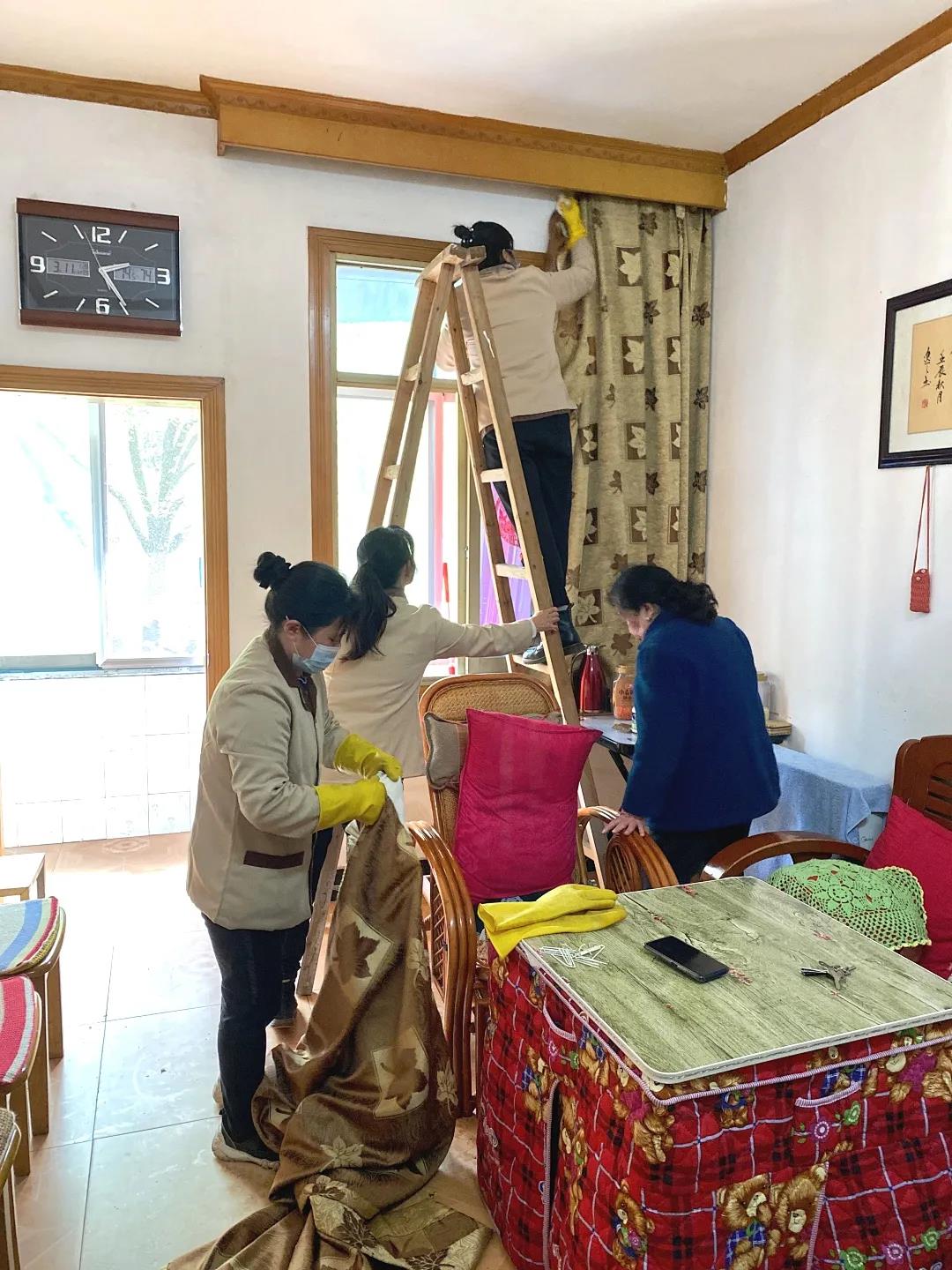 湖南保安服務,墻外高空清洗服務,湖南保利天創(chuàng)物業(yè)發(fā)展有限公司