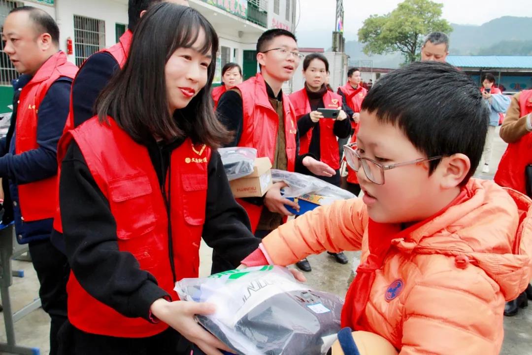 湖南保安服務,墻外高空清洗服務,湖南保利天創(chuàng)物業(yè)發(fā)展有限公司