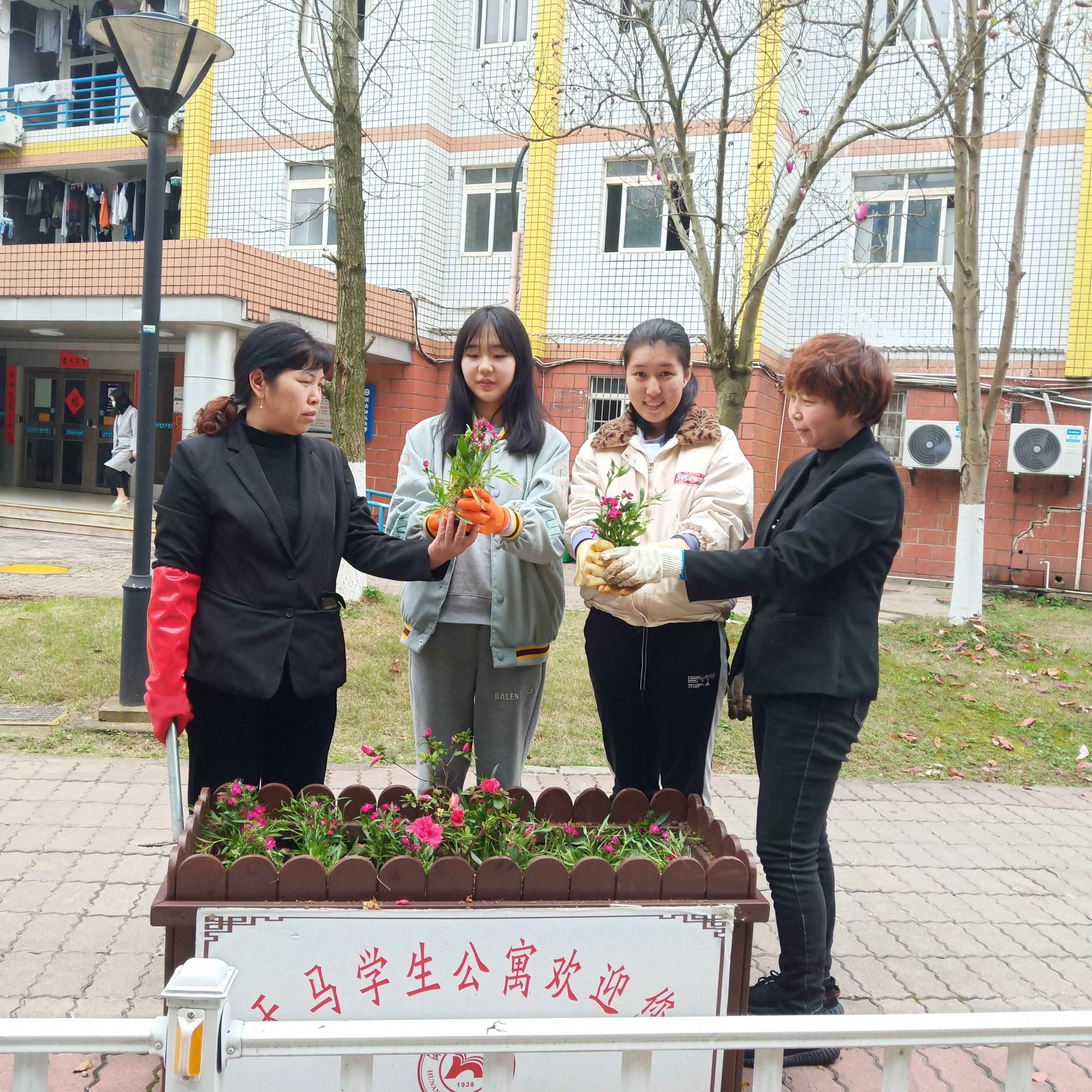 湖南保安服務,墻外高空清洗服務,湖南保利天創物業發展有限公司 湖南保安服務,墻外高空清洗服務,湖南保利天創物業發展有限公司