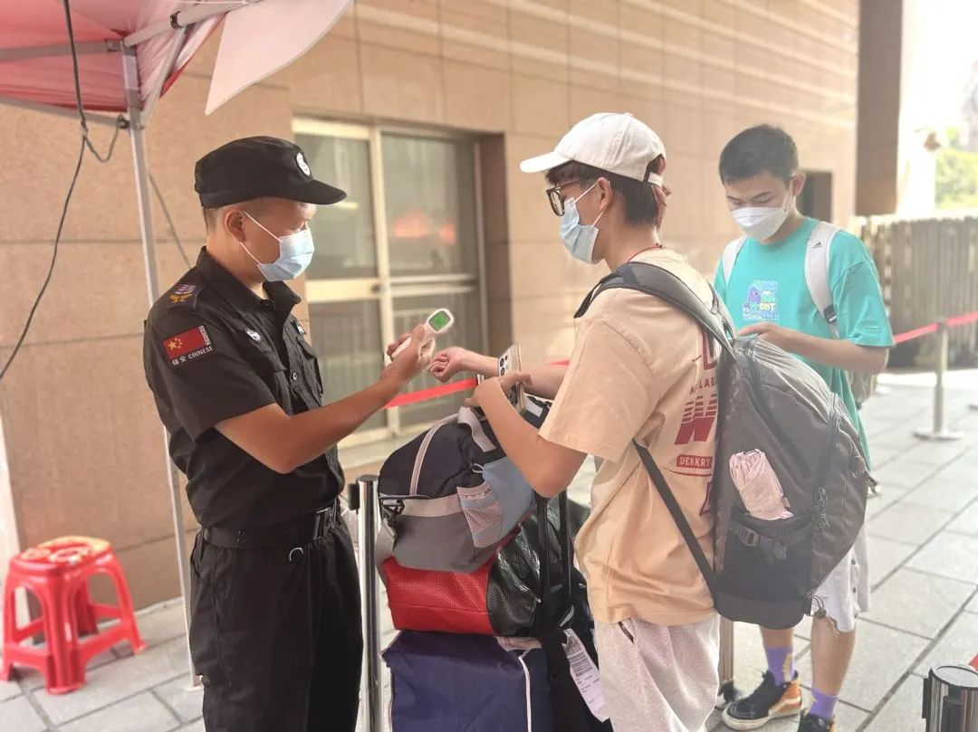 湖南保安服務,墻外高空清洗服務,湖南保利天創(chuàng)物業(yè)發(fā)展有限公司