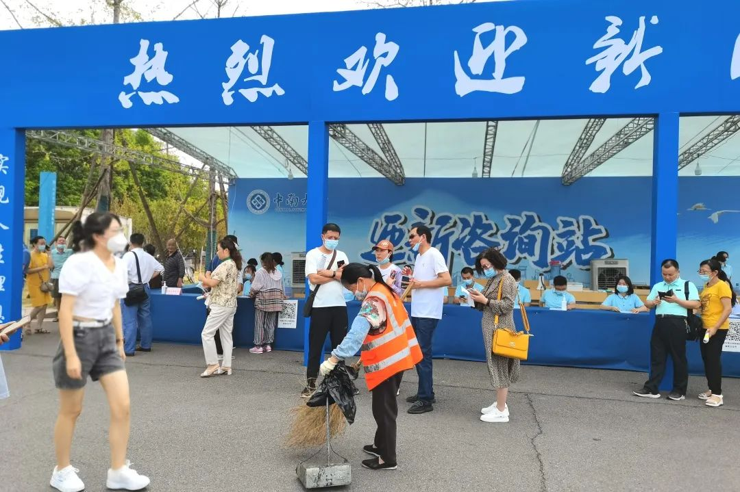湖南保安服務,墻外高空清洗服務,湖南保利天創(chuàng)物業(yè)發(fā)展有限公司