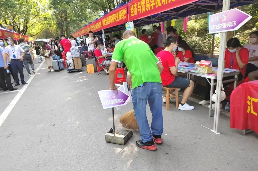 湖南保安服務,墻外高空清洗服務,湖南保利天創(chuàng)物業(yè)發(fā)展有限公司